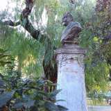 Sempre in piazza Garibaldi, la scultura dell'economista Salvatore Cognetti De Martiis � nascosta al pubblico da alti cespugli e lunghi rami
